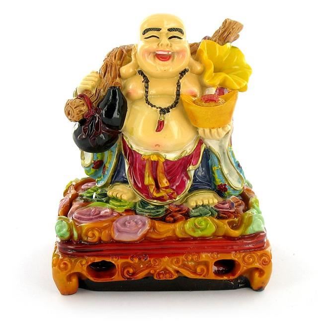 bouddha rieur coloré, tenant un lingot et un sac d’or. Le bouddha