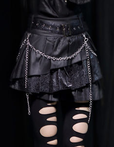 Jupe courte noire en cuir synthétique avec chaînes et ceinture