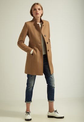 Adoptez un look détendu avec manteau classique en beige de la marque