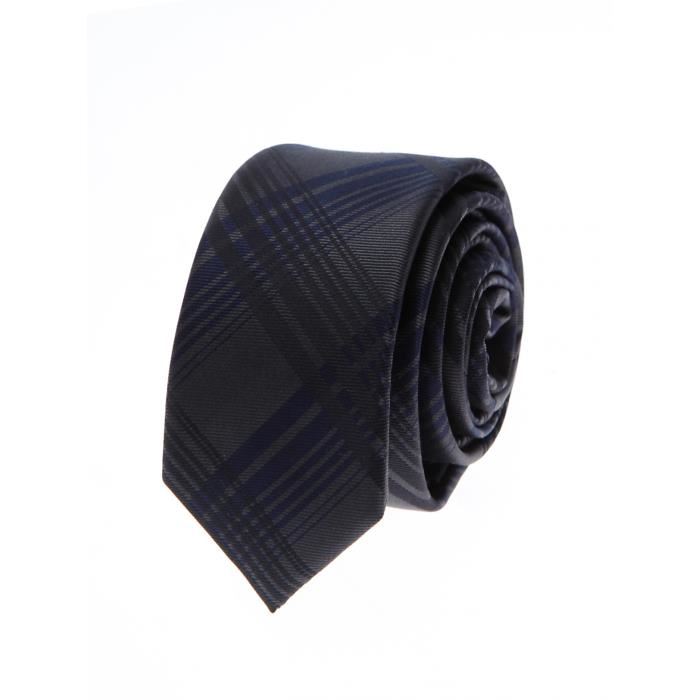 Largeur de la cravate : 5.6 cm. Composition de la cravate : 100% soie