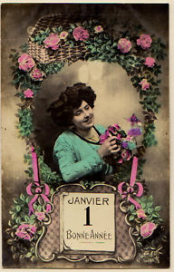 Carte postale ancienne Bonne Année Femme dans un