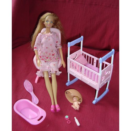 Description:Poupée Barbie Enceinte + Meubles et Accessoires , en bon