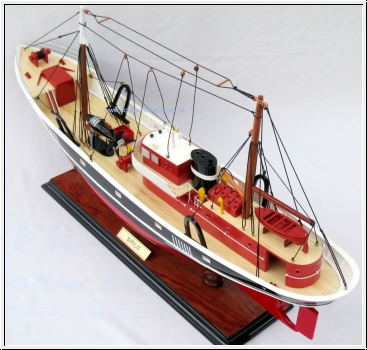 La maquette est peinte suivant les couleurs du bateau original