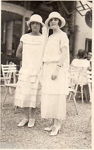 Photo card RPPC Femme mode fashion chapeau robe blanche vers 1920