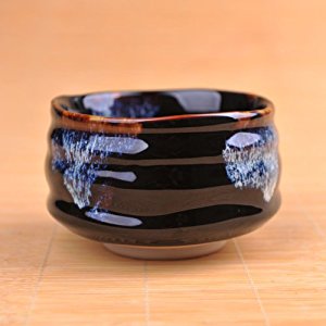 Le tasse japonais traditionnel Matcha bol « Chawan » avec vitrage